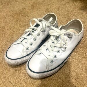 White leather Woman’s converse 🤍